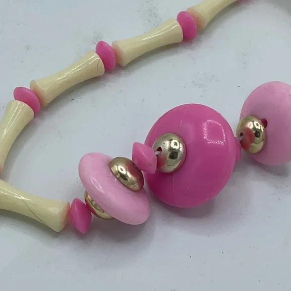 “MCM PINK BEADED VINTAGE NECKLACE” Costume Jewelry. - Picture 5 of 13